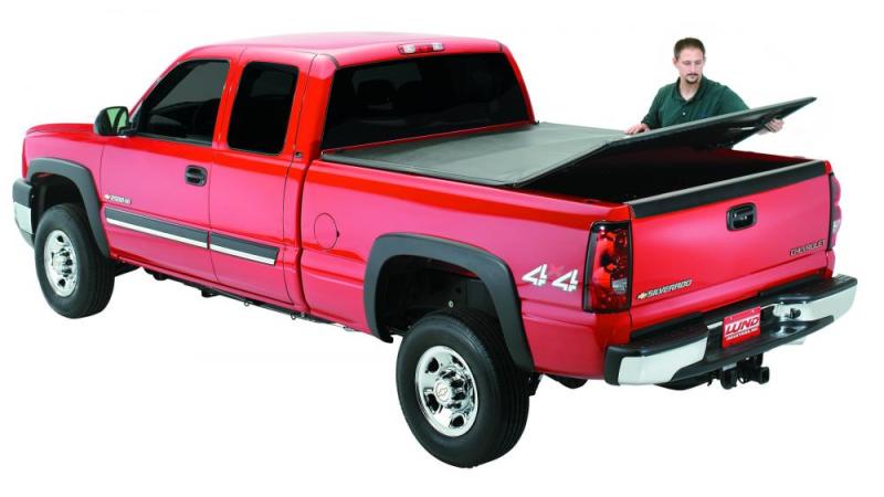 Lund 16-17 Nissan Titan (5.5ft. Bed w/o Titan Box) Genesis Tri-Fold Tonneau Cover - Black