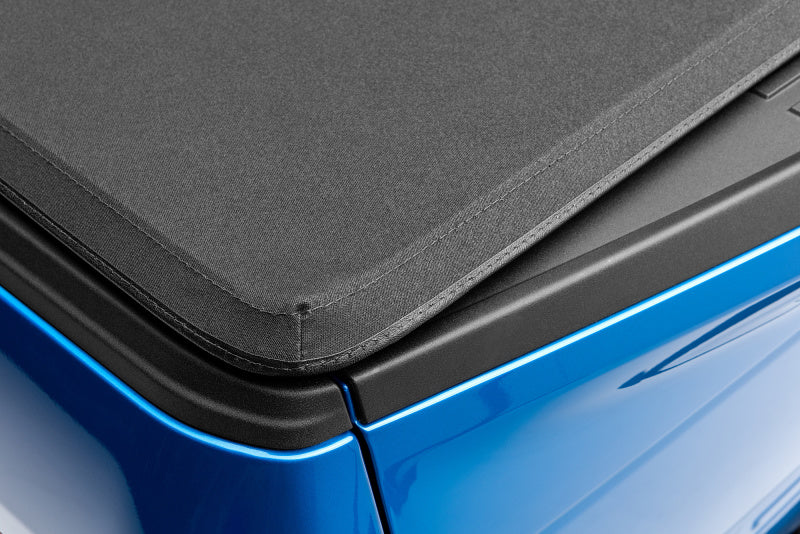 Lund 2022 Nissan Frontier 5ft. Bed - Genesis Elite Tri-Fold Tonneau Cover - Black